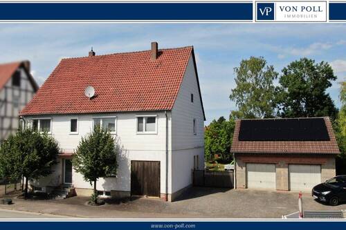 Außenansicht mit Banderole - Familien(t)raum im Fachwerkstil - Sanierungsbedürftiges Haus mit großem Grundstück