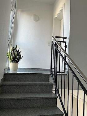 Treppenaufgang - Exklusive 4-Zimmer-Dachgeschosswohnung in begehrter Wohnlage