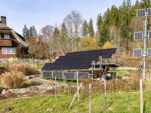 Photovoltaikanlage vor dem Haus - 