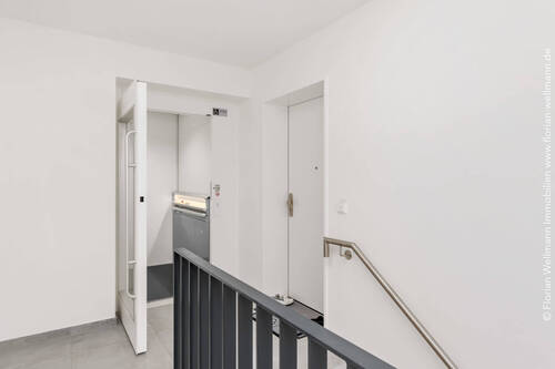 Treppenhaus mit verglastem Fahrstuhl. - 