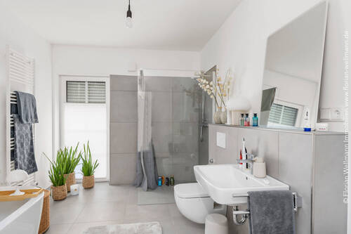 Beispiel für ein Tageslichtbad mit Wanne und bodengleicher Eckdusche. - 