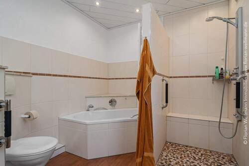 EG Bad mit Dusche und Wanne 10,12 m² - 