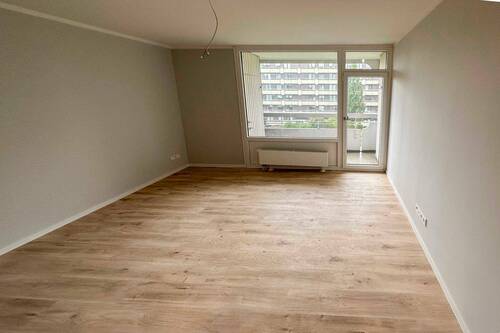 Wohnbereich mit Balkon - 1 Zimmer Einfamilienhaus zum Kaufen in Mülheim an der Ruhr