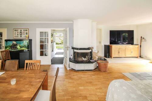 Wohnzimmer mit Kamin - 6 Zimmer Einfamilienhaus zum Kaufen in Harrislee