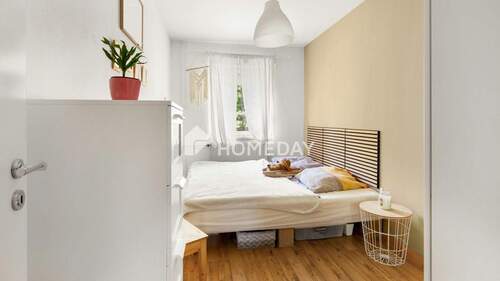 1. OG Schlafzimmer 1 - 