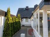 Garage (li) & Wintergarten (re) - 5 Zimmer Einfamilienhaus in Neumünster