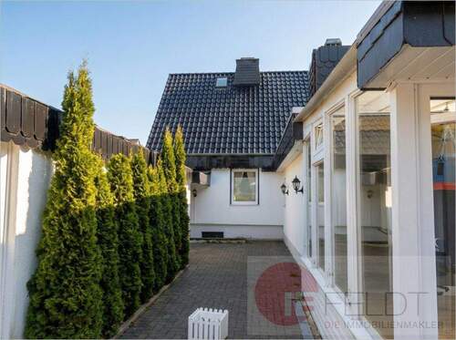 Garage (li) & Wintergarten (re) - 5 Zimmer Einfamilienhaus in Neumünster