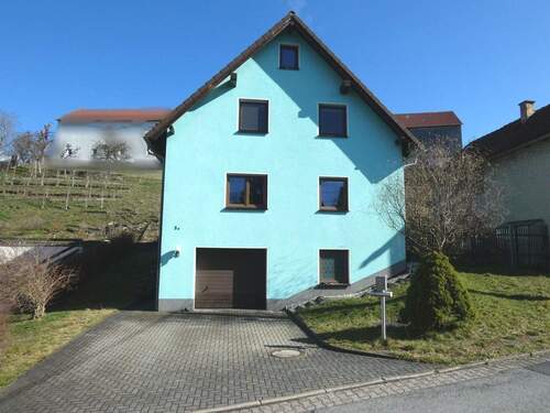 Ansicht Süd mit Garageneinfahrt - 5 Zimmer Einfamilienhaus in Remptendorf