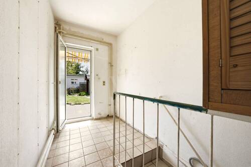 Abstellraum mit Zugang zur Terrasse und zum Keller - 