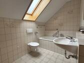 Bad mit Wanne, WC und WM-Anschluss - 