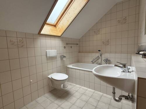 Bad mit Wanne, WC und WM-Anschluss - 