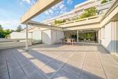 Terrasse - Haus im Haus: Attraktive 3-Zimmer Terrassenwohnung mit Garage, Stellplatz und großer Terrasse