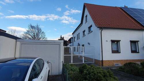 Ansicht von der Straße - Gepflegtes Ein-Zweifamilienhaus in gesuchter Lage, viel Platz, Garten, Garage, Werkstatt