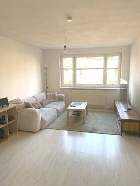 Wohnzimmer - Gute Lage - Schön gechnittene ETW zentral in Stuttgart-Bad Cannstatt zu verkaufen