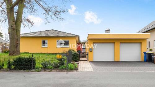 Außenansicht 1 - Top gepflegter Bungalow mit Doppelgarage, großem Grundstück, EBK und Extras in idyllischer Lage