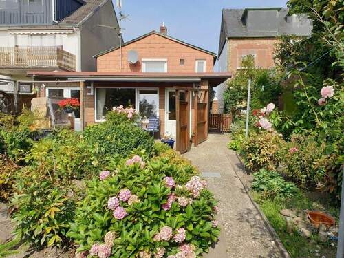 Blick aus dem Garten zum Haus - 