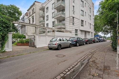 Blick von der Straße auf das Mehrfamilienhaus - 