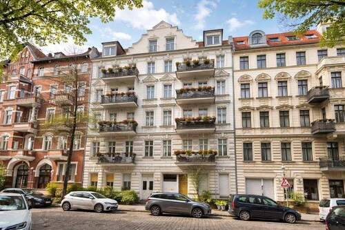 Hausansicht 1 - CHARMANTE 3-ZIMMER-ALTBAUWOHNUNG IN NEUKÖLLN - DENKMALGESCHÜTZT MIT RENOVIERUNGSPOTENZIAL