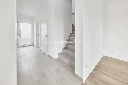 Eingang und Treppenaufgang Beispiel - 5 Zimmer Etagenwohnung zur Miete in Schwerin