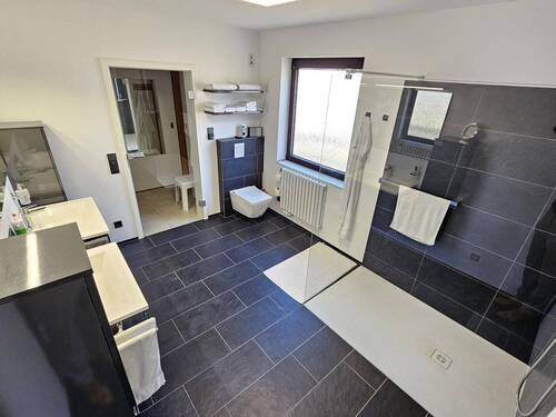 Neuwertiges Badezimmer - 