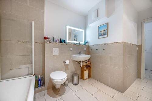 geräumiges Wannenbad - 