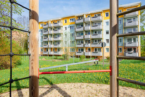 Hausansicht - Ihre neue 3-Raum-Wohnung wartet schon!