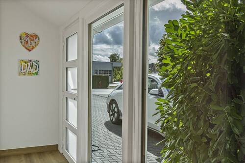 EG - Eingangsbereich vom Stellplatz - 