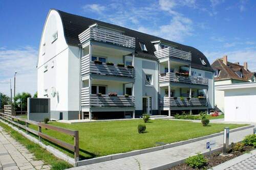 Objektrückansicht - Attraktive 3-Raumwohnung im Erdgeschoss in Bitterfeld - mit Balkon, Stellplatz und Tageslichtbad