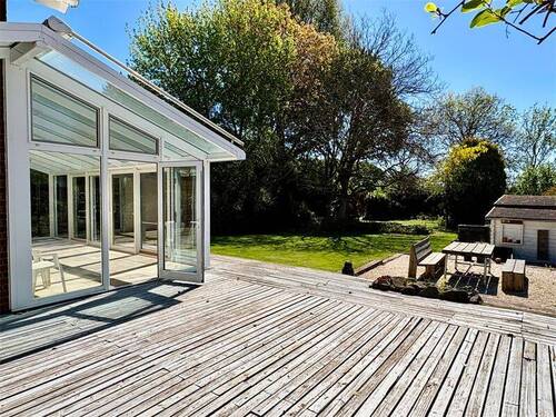 Gartenansicht mit Wintergarten - 