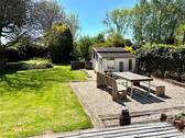 Gartenansicht mit Gartenhaus - 