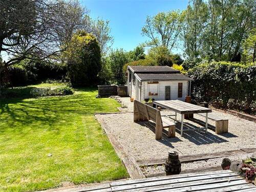 Gartenansicht mit Gartenhaus - 