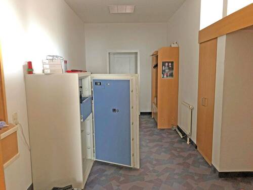 Nebenraum mit Tresor - 