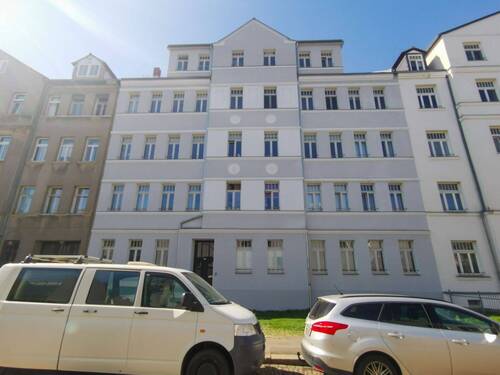 Hausansicht mit Grünstreifen - 