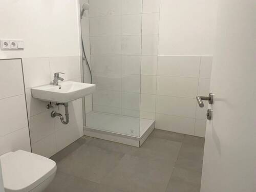 Bad mit Dusche - Etagenwohnung mit 62,00 m&sup2; in Berlin zur Miete