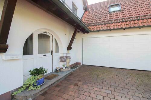 Eingangsbereich mit Doppelgarage - 