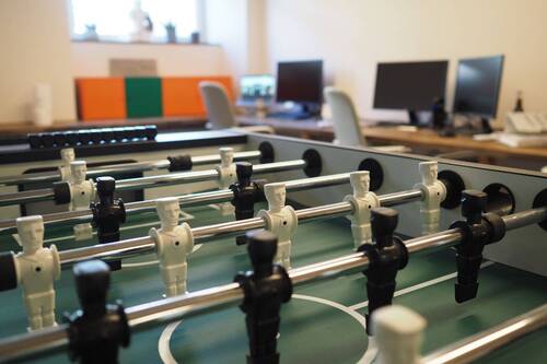 Schreibtischplätze - 3er Büroraum (abschließbar) in Onlineagentur in Uninähe (möbliertSouterrain) - All-in-Miete