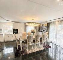 Großzügiges Zweifamilienhaus in Neusäß-Hainhofen: Familientraum mit Flexibilität