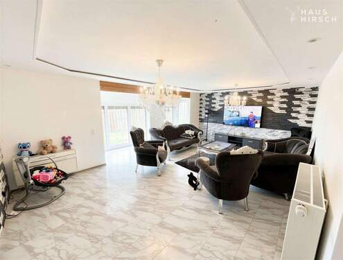 Wohnzimmer und Wintergarten im EG - 1 Zimmer Mehrfamilienhaus, Wohnhaus in Neusäß