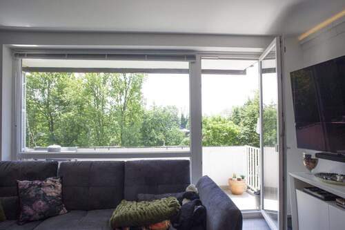 Wohnzimmer mit Balkon - 