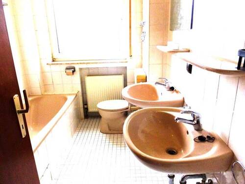 Bad mit Wanne-Dusche - 