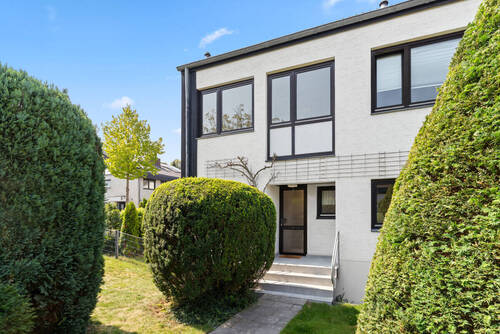 Hausansicht - Split-Level trifft Reihenendhaus - wohnen mit Stil und Ausblick