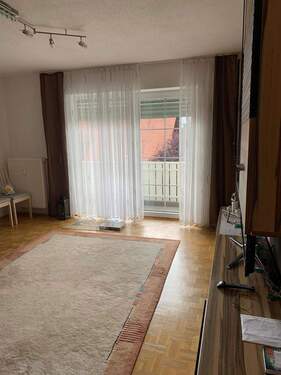 Wohnzimmer - 3 Zimmer Etagenwohnung zum Kaufen in Thalmassing
