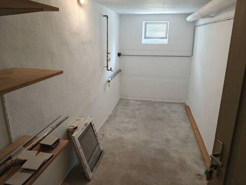 Kellerraum mit Waschgelegenheit - 