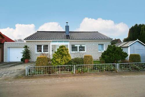 Vorderseite - Schöner Bungalow in Schortens - 288.000,00 EUR Kaufpreis, ca.  101,00 m² Wohnfläche