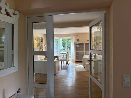 Blick ins Wohnzimmer - 