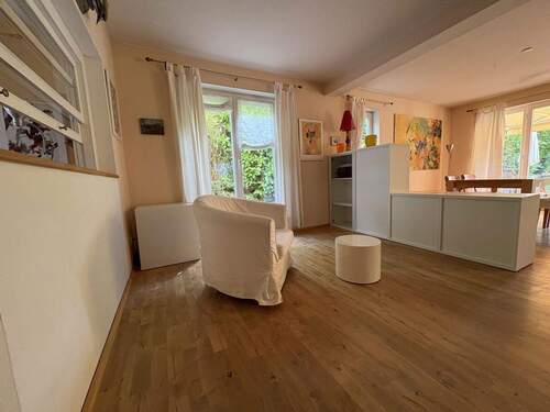 Blick ins Wohnzimmer - 