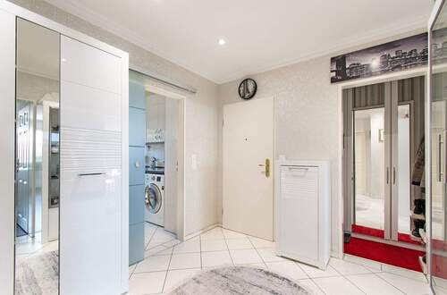 Großzügiger Flurbereich mit Garderobe.jpg - 