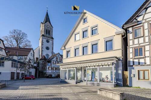 Das schmucke Vorderhaus ziert den historischen Ortskern. - 