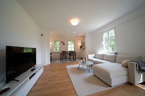 großes, helles Wohnzimmer - 