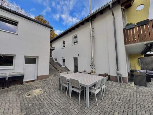 Seitenansicht mit Terrasse und Untergeschoss Doppelgarage - 